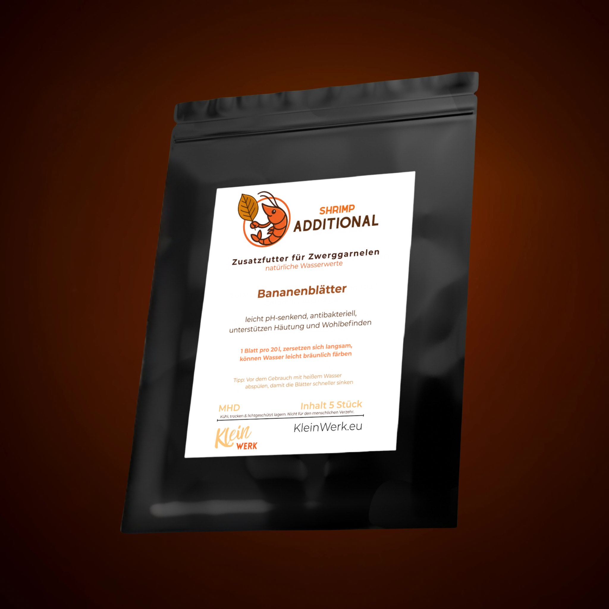 Schwarzer Standbeutel mit weißem Etikett, Aufschrift Bananenblätter, brauner Hintergrund.