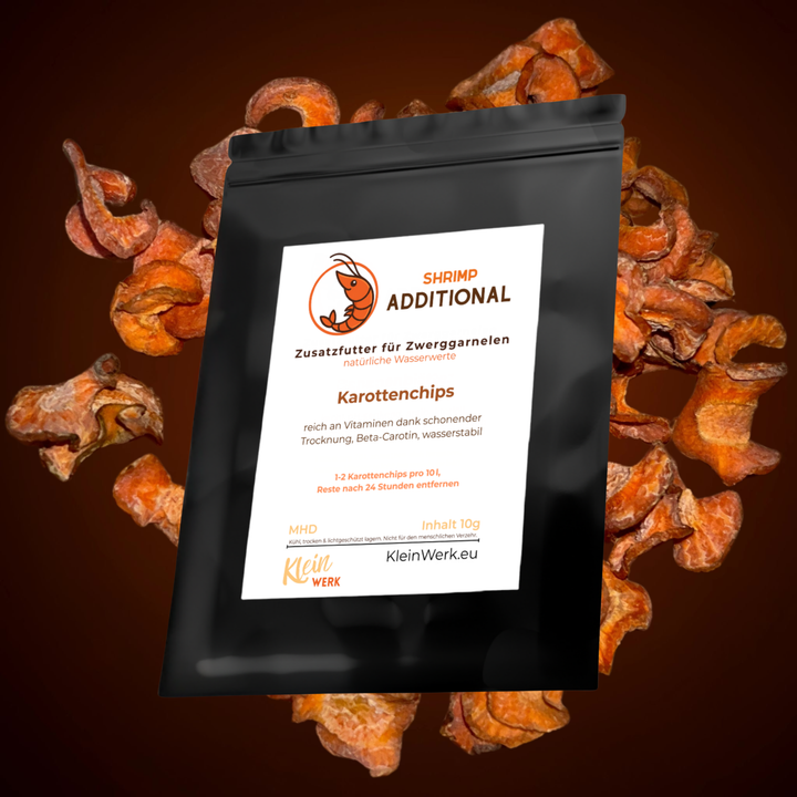 Schwarze Verpackung mit Karottenchips, orange knusprige dünne Scheiben sichtbar.