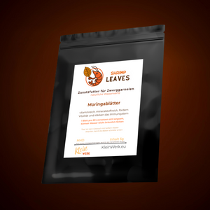 Schwarze standbodenverpackung mit weißem label für Moringablätter, orange akzente.