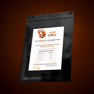 Schwarze Verpackung Shrimp Lolli mit weißem Etikett und orangefarbenem Logo auf braunem Hintergrund.