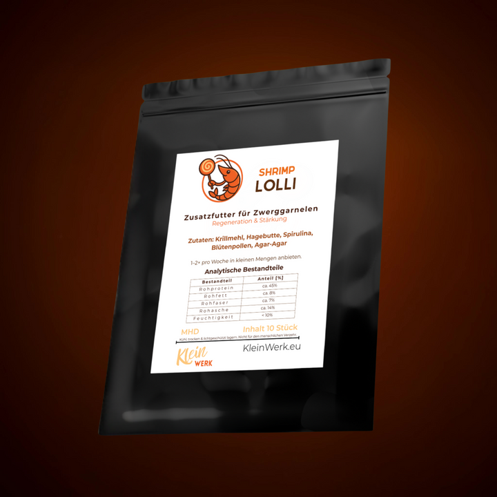 Schwarze Verpackung Shrimp Lolli mit weißem Etikett und orangefarbenem Logo auf braunem Hintergrund.