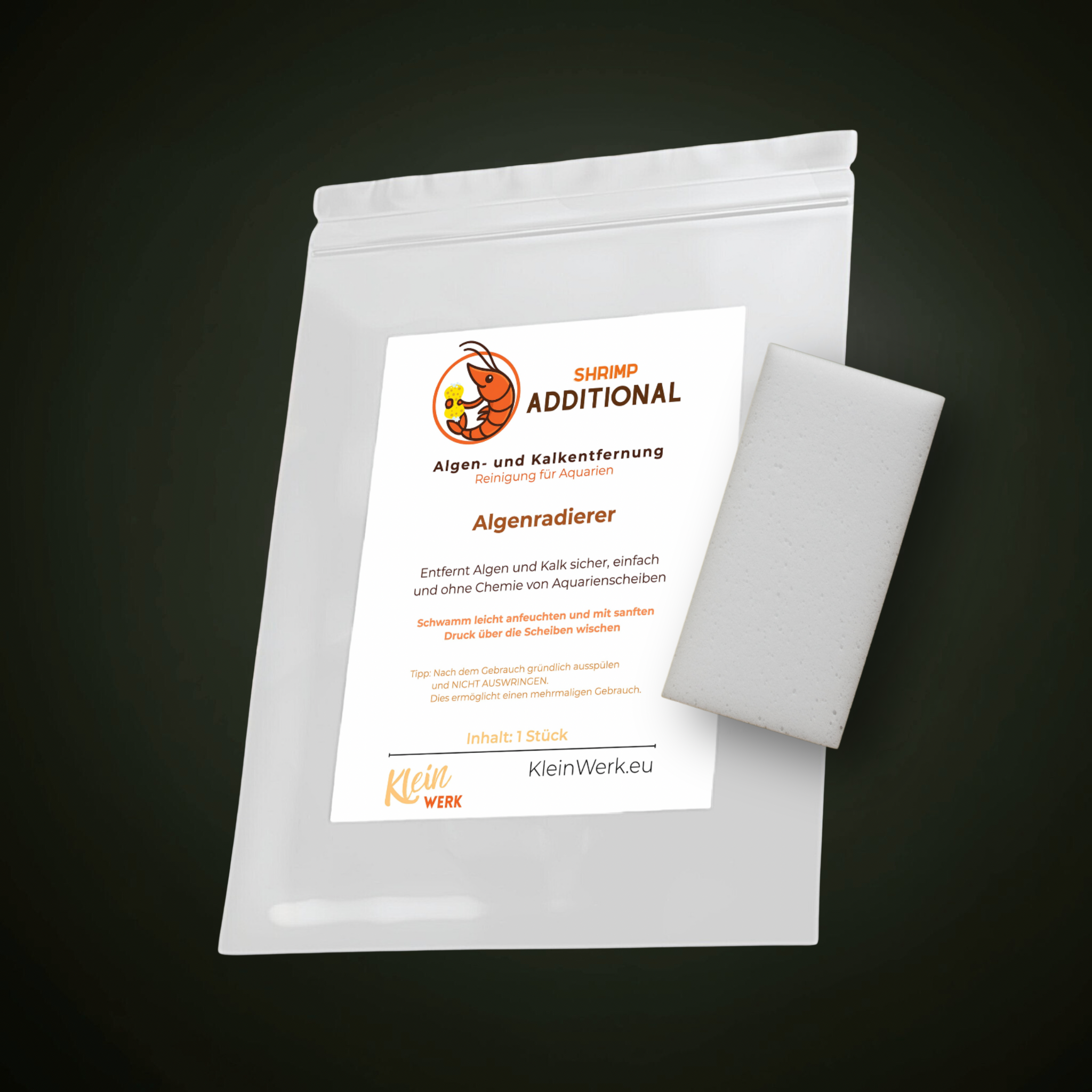 Weißer Schwamm vor weißer Verpackung mit Aufdruck "Algenradierer" und Shrimp-Logo.