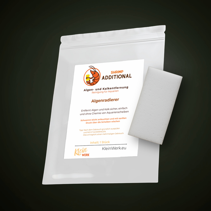 Weißer Schwamm vor weißer Verpackung mit Aufdruck "Algenradierer" und Shrimp-Logo.