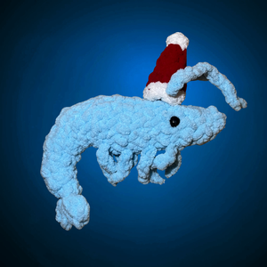 Hellblaue gehäkelte Garnele mit schwarzem Auge und rotem Weihnachtsmützchen aus Garn.