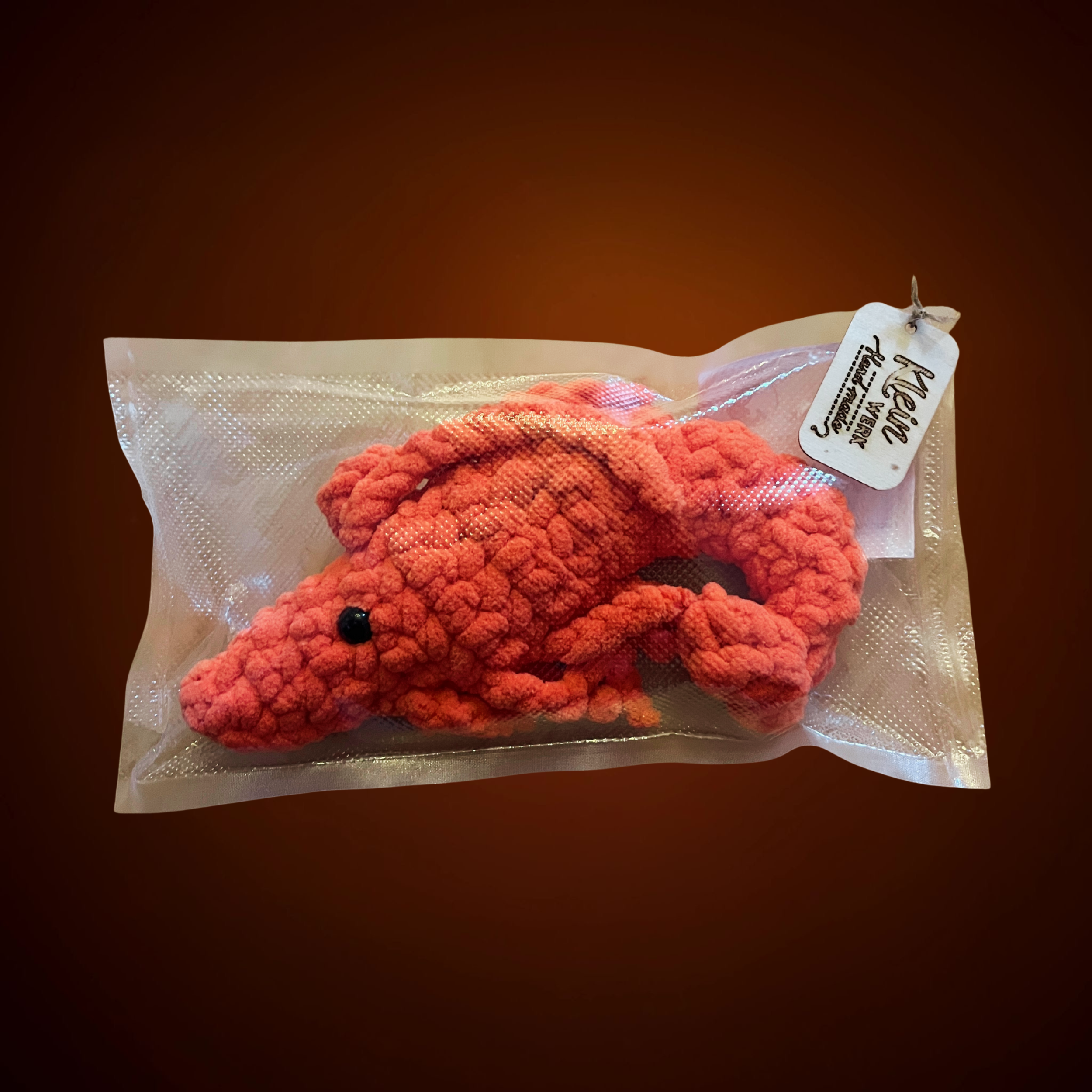 Gehäkelte rote Garnele "Gustav" aus Kuschelgarn, shrimplolli kleinwerk garnelenfutter.