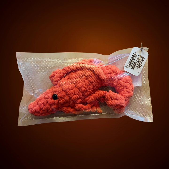 Gehäkelte rote Garnele "Gustav" aus Kuschelgarn, shrimplolli kleinwerk garnelenfutter.