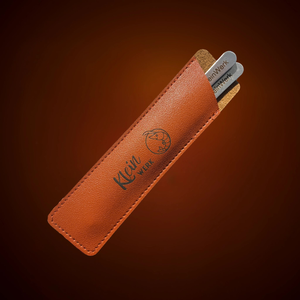 Aquarienzangen-Set mit drei Edelstahlzangen in braunem Lederetui.