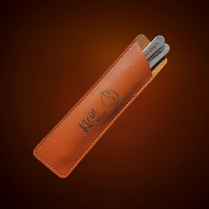 Aquarienzangen-Set mit drei Edelstahlzangen in braunem Lederetui.